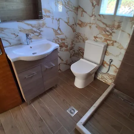 Vila Elia Acharavi *